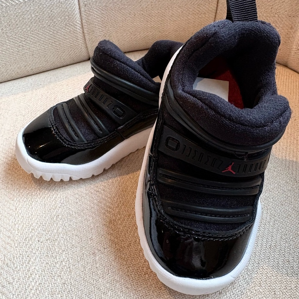 👟 Air Jordan 11 Retro Toddler Black/White (Size 5C) – Great Condition